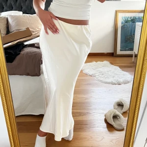 Vit satin kjol Zara - Vit superfin satin kjol perfekt nu till sommaren🤍! Den är helt ny och aldrig använd, prislapp kvar. 