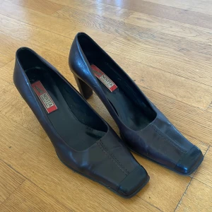 Novita klackar  - Använt några gången bara. mörkbruna klackar på ca 4cm med svart detalj där framme 