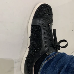 Christian Louboutin  - Tappat några spikar och är lite smutsiga, jag kan skicka mer bilder även tvätta skorna om det behövs.