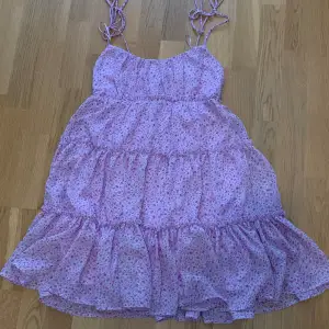 Supersöt lila klänning med volanger som passar perfekt till sommaren! Aldrig använd! Passar XS/S! Priset är exklusive frakt 🩷