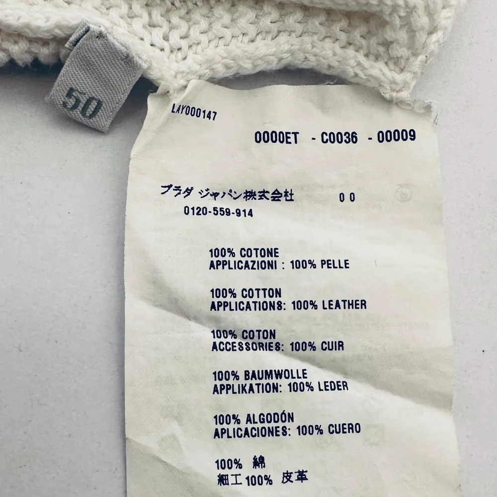 Äkta vintage-Prada-tröja till fyndpris! Inköpt i Pradas egen flaggskeppsbutik i Florens, och har använts max 10 gånger. Motsvarande Prada-tröjor säljs nya idag för 15 000–20 000 kr, så antagligen har jag satt ett alldeles för lågt pris. 😊. Stickat.