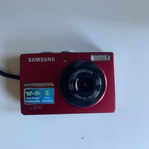 VINTAGE SAMSUNG L210 DIGITALKAMERA - Säljer en digitalkamera då jag använder en ny, den är köpt begagnad och visar tecken på slitage. Den funkar felfritt och det ingår, två helt nya batterier med laddare. Det finns bild exemplen.OBS! de två sista bilderna är redigerade!!