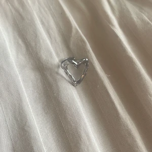 Hjärtring - Säljer denna fina ringen från UF företag (vet inte vilket) går att ändra storlek och är i fint skick. 