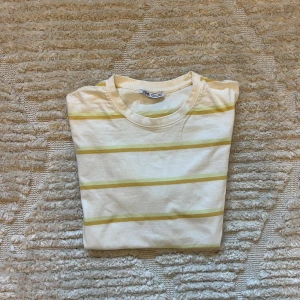 Zara T-shirt - Somrig och fin T-shirt. Använd varsam och få tecken på användning. 😊
