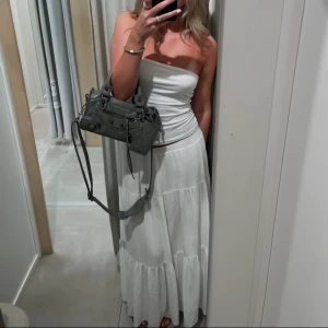 Vit maxikjol - Vit maxikjol från stradivarius i storlek M men passar även S💕