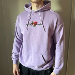 Lila hoodie 💜 - Lila hoodie använd varsamt få gånger💜💜