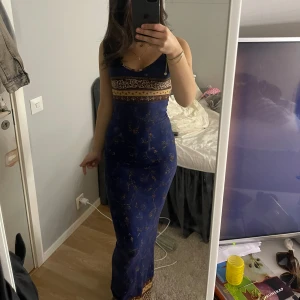 lång sommarklänning  - super söt lång sommarklänning, köpt utomlands och har sytt om bandet lite men det kan man sy tillbaka väldigt enklet!