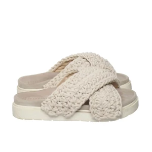 Inuikii stl 37 - Super fina Inuikii tofflor i stl 37 Använda men i gott skick. Nypris 2499 kr 