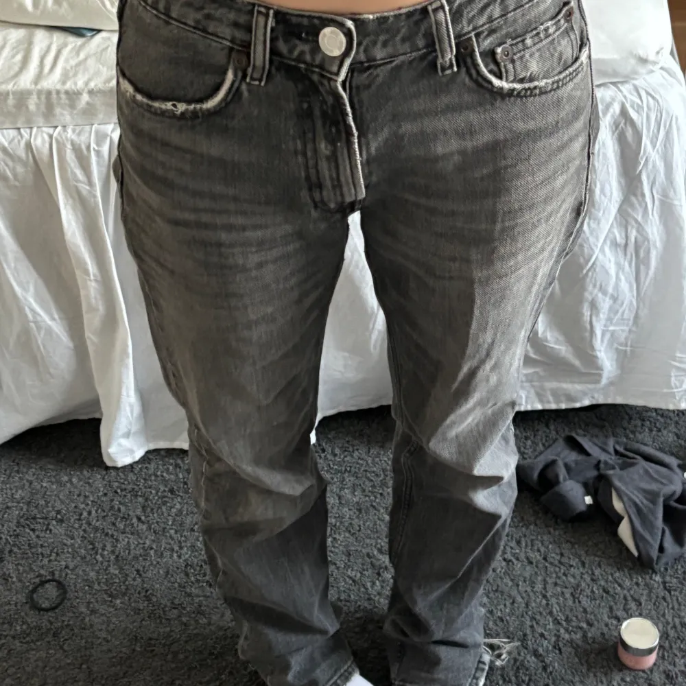 Straight midrise jeans, as snygga och jättesköna! Dem är långa och jättebra passform. Det går jättebra att vika ner dem också så blir dem ännu mer lågmidjade.. Jeans & Byxor.