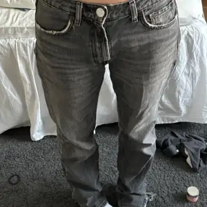Straight midrise jeans, as snygga och jättesköna! Dem är långa och jättebra passform. Det går jättebra att vika ner dem också så blir dem ännu mer lågmidjade.