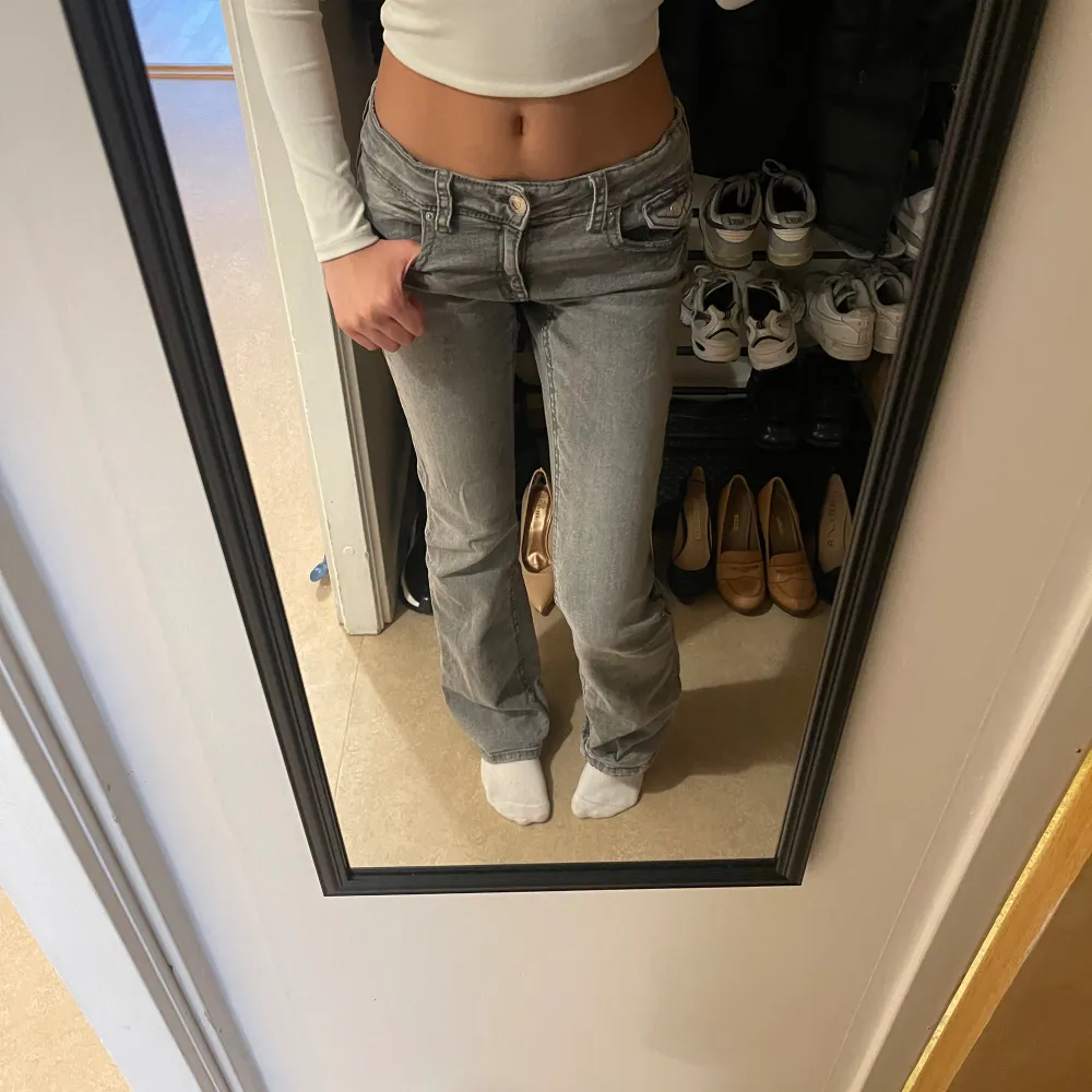 Lågmidjade jeans från Gina tricot i kids avdelningen i storlek 170. De är väldigt långa i storleken och stretchiga.. Jeans & Byxor.