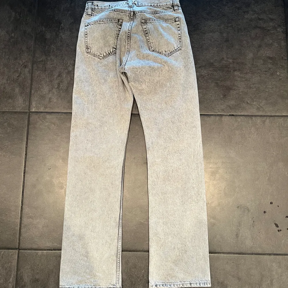 Ett par gråa Hope rush jeans i modellen  ”Relaxed Bootcut Jeans”. Storlek 28. Passar er som är 170-180cm långa.  Nypris 2300 Mitt pris 699kr . Jeans & Byxor.