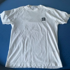 Stone island t-shirt - Knappt använd stone island t-shirt, skick 9/10. Nypris 1500. Pris kan diskuteras. 