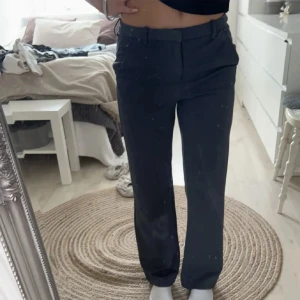 Grå kostymbyxor - Lågmidjade Kostymbyxor från vero moda, säljer då de inte kommer till användning, jag är 160cm.