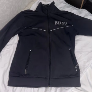 Hugo boss zip  - Hugo boss tröja som är lite använd.  Frakt 45kr 