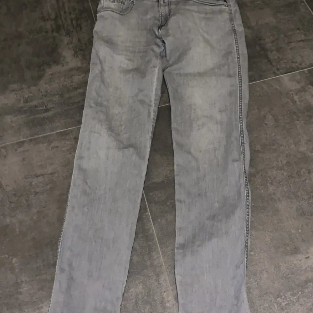 Ett par helt nya replay jeans i modellen anbass som jag säljer då dom ej passade . Jeans & Byxor.
