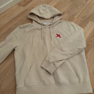 Arigato kofta - Beige arigato kofta i storlek M, lite missfärgad vid luvan, säljs därför billigt  (Kan acceptera byten) 