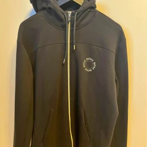 Hugo boss kofta - Hugo boss tröja storlek S säljer eftersom den har blivit liten för mig.