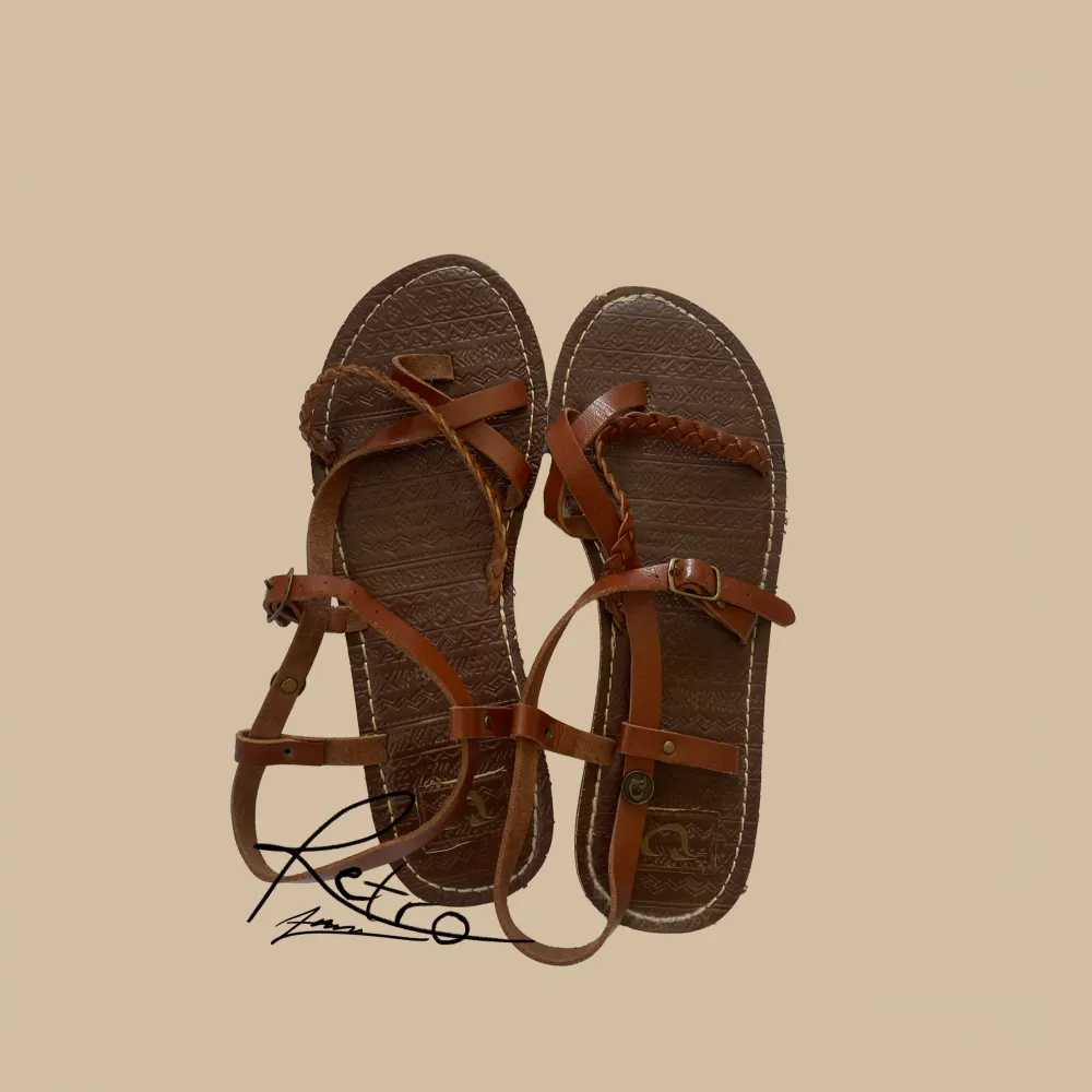 Söta sandaler perfekta för sommaren, köpta secondhand men aldrig använda av mig och o bra skick! Skriv vid frågor och kicka gärna in mina andra annonser💞. Skor.