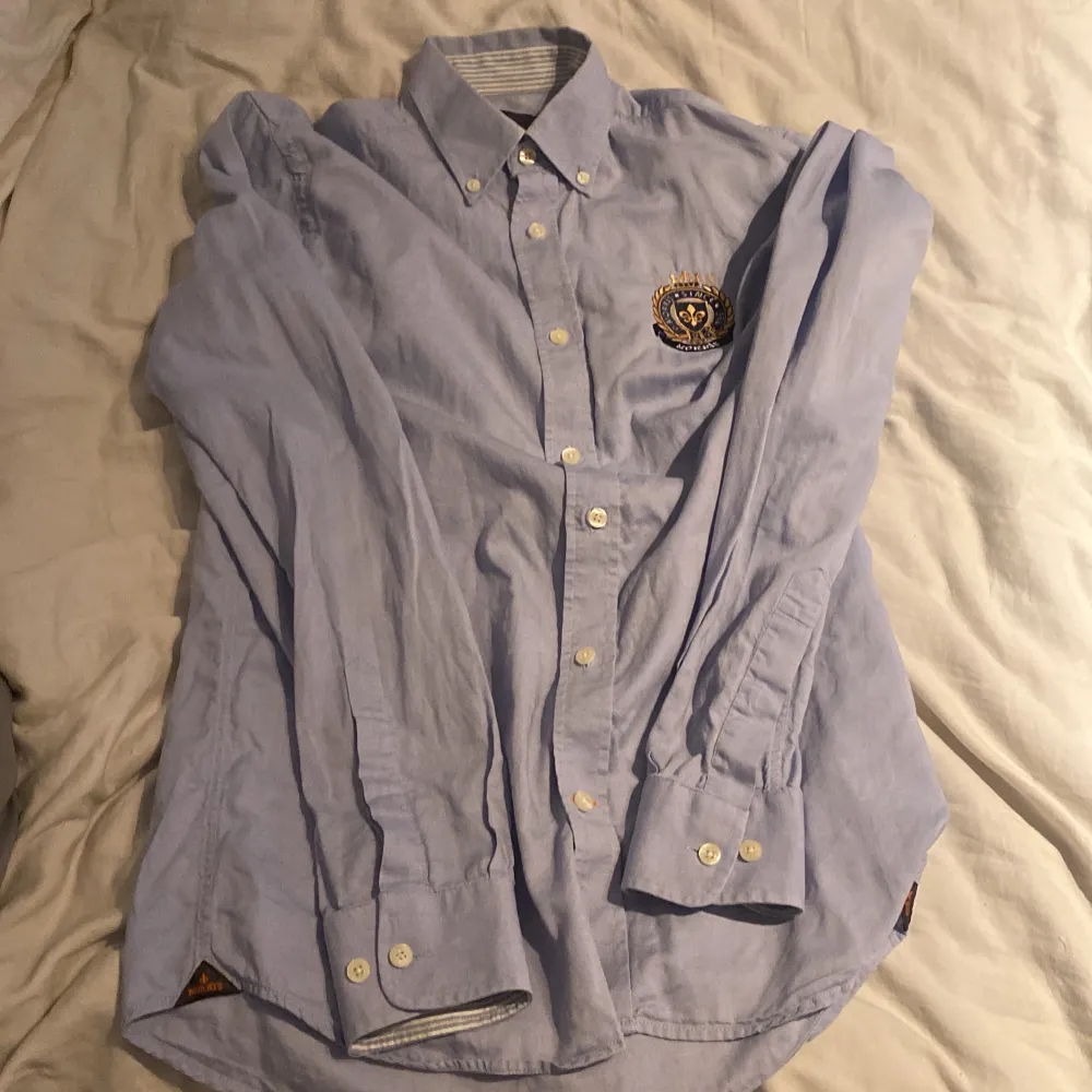 Jag säljer en ljusblå Morris skjorta i storlek 38/15 en strycknig kan behövas men det är lätt att göra själv 🔥🔥 Byten kav vara intressant pris är ej hugget i sten. Skjortor.