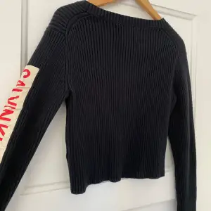 Mörkblå stickad tröja från Calvin Klein som passar xs/s💞