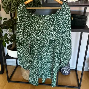 Gullig grön blomsterklänning! En sån som alla behöver ju:) luftig och skön att ha på sig:0