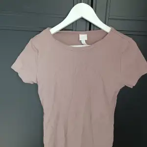 Slim tröja ribbad i någon typ av rosa färg. Fint skick.