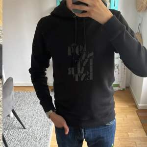 Tja! Säljer denna svarta Saint Laurent hoodie i perfekt skick! Nypris ligger runt 8000kr!🙌 Sällsynt och säljs inte längre✅ Personen på bild är 182