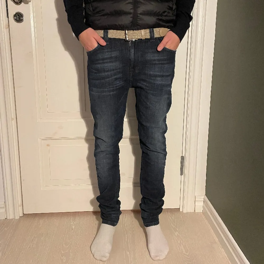 Nudie jeans - Storlek 31/32, skick är (8/10, inga defekter) - Nypris är 1600kr, vårt pris 449kr - Hör av er vid eventuella frågor eller funderingar!. Jeans & Byxor.