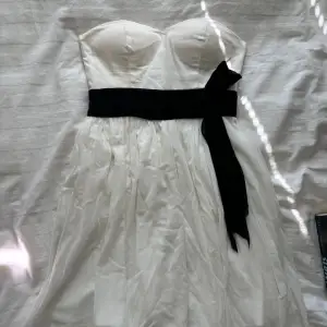 Jättefin vit klänning, det går bra att trycka på nu💕