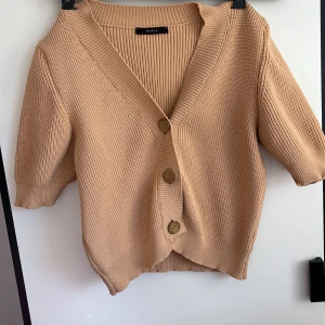 Ribb tröja med knappar - En söt kort ribbad tröja/kofta som har tre knappar i mitten💋