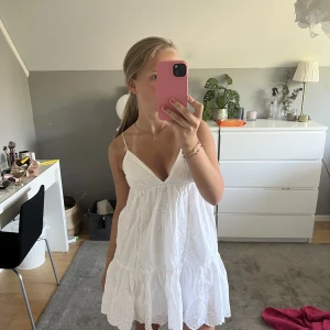 Zara klänning - Säljer denna as söta vita klänningen från zara. Hör av dig vid frågor och intresse!!❣️