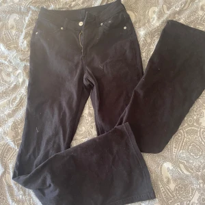 Svarta jeans från H&M - Lågmidjade jeans från H&m, strl 34!