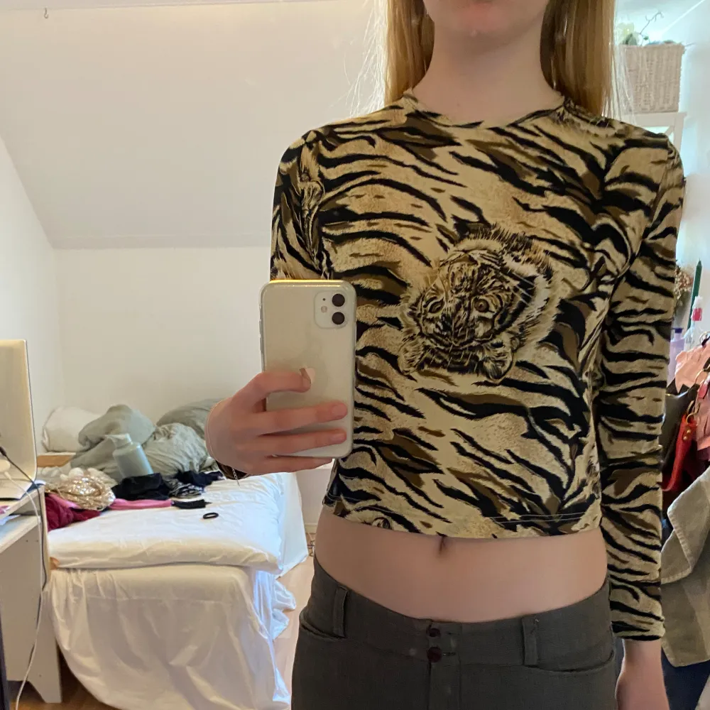 Långärmad croppad tröja med tiger motiv och lite glitter. Finns ingen lapp med storlek eller märke men köpt på humana och skulle säga att det är en storlek xs/s . T-shirts.