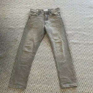 Jack and Jones jeans i storleken W27 L30. Modellen heter loose Chris och de passar 165-175cm ungefär. Nypris är 679kr på Zalando. Skick: 9/10 eftersom jag har använt dom väldigt lite. 