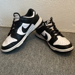 Pand Dunks/Svart-vita - Säljer min pand dunks pga ingen användning i storlek 40.  Kontakt om funderingar.