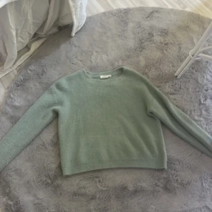 Fin tröja 💗 - Jag säljer denna fina tröjan som är perfekt nu till sommaren, det är inget fel på den alls känner bara att jag knappt använder den. Den är i storlek 158-164 men den passar mig jättebra och jag har storlek S-M