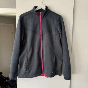 nike golf sport jacket woman - Tunn golf tröja. Grå med rosa inne. Storlek M-XL. 