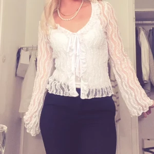 Spets tröja - Som ny! Använt vid 2 tillfällen. Köpte den nu i våras på vera moda💕💕På bilderna har jag ett vitt linne under, men det är bara spetstoppen som jag säljer.