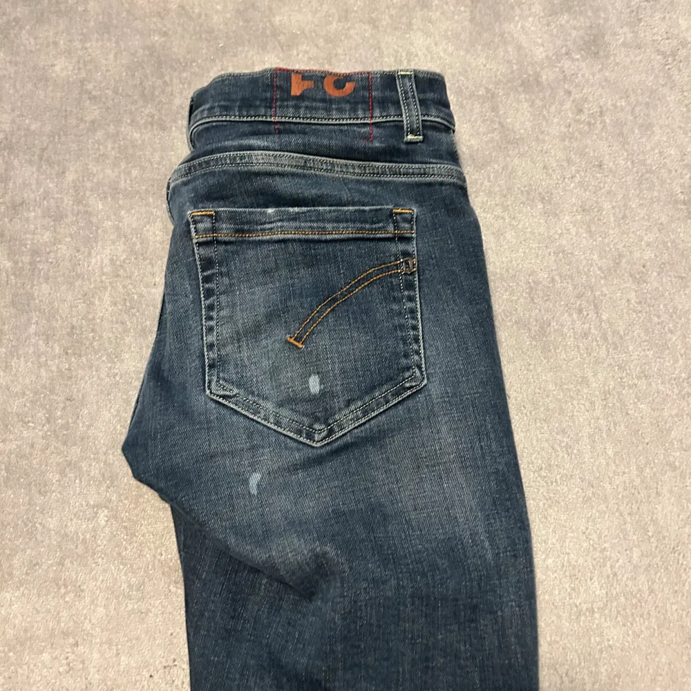 Säljer ett par feta dondup George jeans i färgen blå med feta slitningar! Skick 9/10 mitt pris 1199. Hör av er vid frågor och funderingar🙌🙌. Jeans & Byxor.
