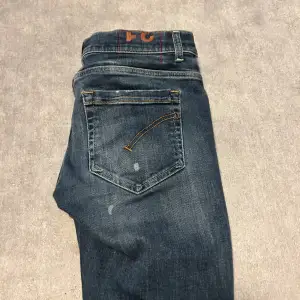 Säljer ett par feta dondup George jeans i färgen blå med feta slitningar! Skick 9/10 mitt pris 1199. Hör av er vid frågor och funderingar🙌🙌