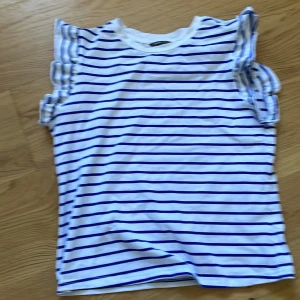 Tröja - Blå och vitrandiga tröja från Shein. Den är i storlek medium och är inte anständig så mycket. Säljer eftersom att den inte passar mig.