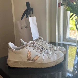 Veja skor - Vita vårskor från Veja💓Fina siver/guld detaljer 💛Sparsamt andvända + liten i storleken då de passar mig som har 39🌸Nypris: 1700kr