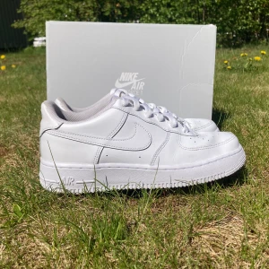 Nike Air Force 1 - Sparsamt använda Nike AF1 i mycket fint skick. Strlk 40 innermått 25 cm. 
