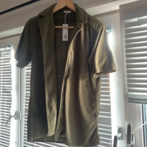 Sand terry skjorta - Helt ny Kortärmad mjuk skjorta Testad en gång  Köpt från john henric passade ej på mig därför säljer jag den