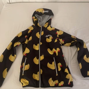 Ank regn jacka  - En regn jacka med ankor på, andvänd fåtal gånger och bra skick. 