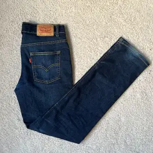 Tjenare, jag säljer ett par Levis 512 jeans i storlek 14 år. Skick 7/10 det ända problemet är att färgen längst ner bak har släppt lite men inget som man tänker på när dem är på!😁 tveka inte att fråga om du har nån fråga eller minsta fundering!💭😉