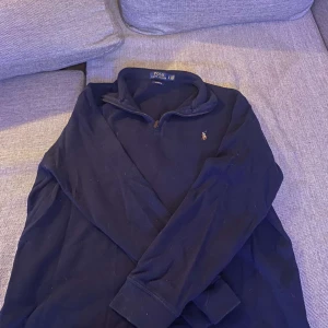 Polo Ralph Lauren zip - En fin half zip från Polo Ralph Lauren som jag växt ur. Hör av er för fler bilder. 