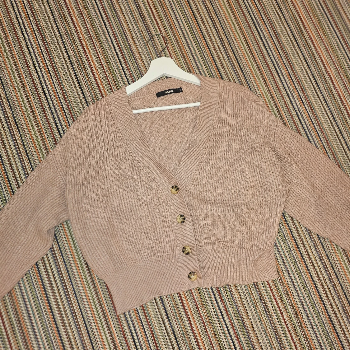 Stickad kofta med knappar