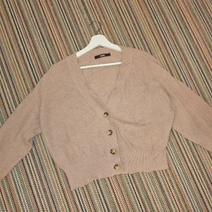 Stickad kofta med knappar - Mysig beige-rosa kofta i fint skick.